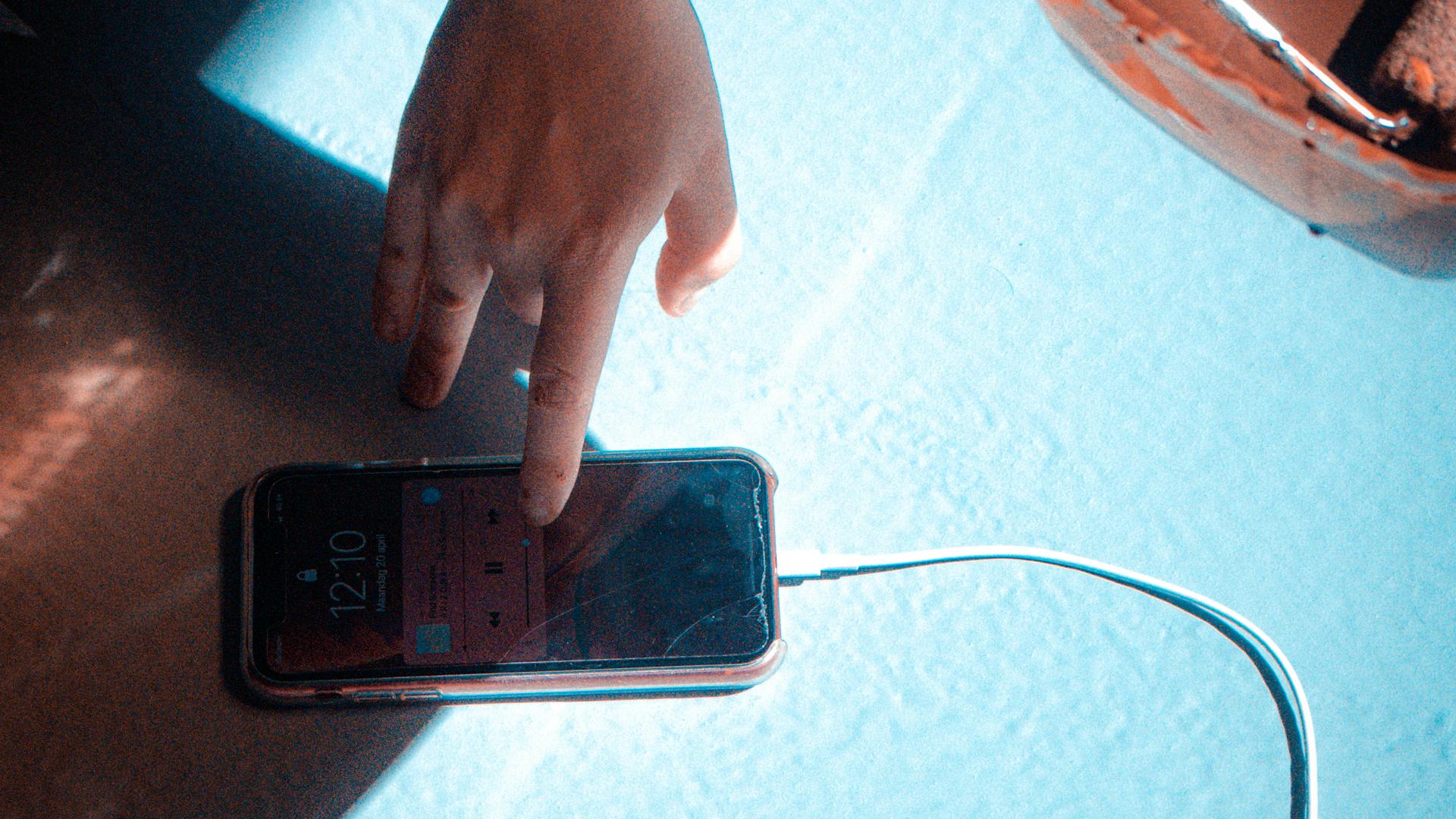 চার্জ দেয়া অবস্থায় মোবাইল ব্যবহার করা থেকে বিরত থাকুন