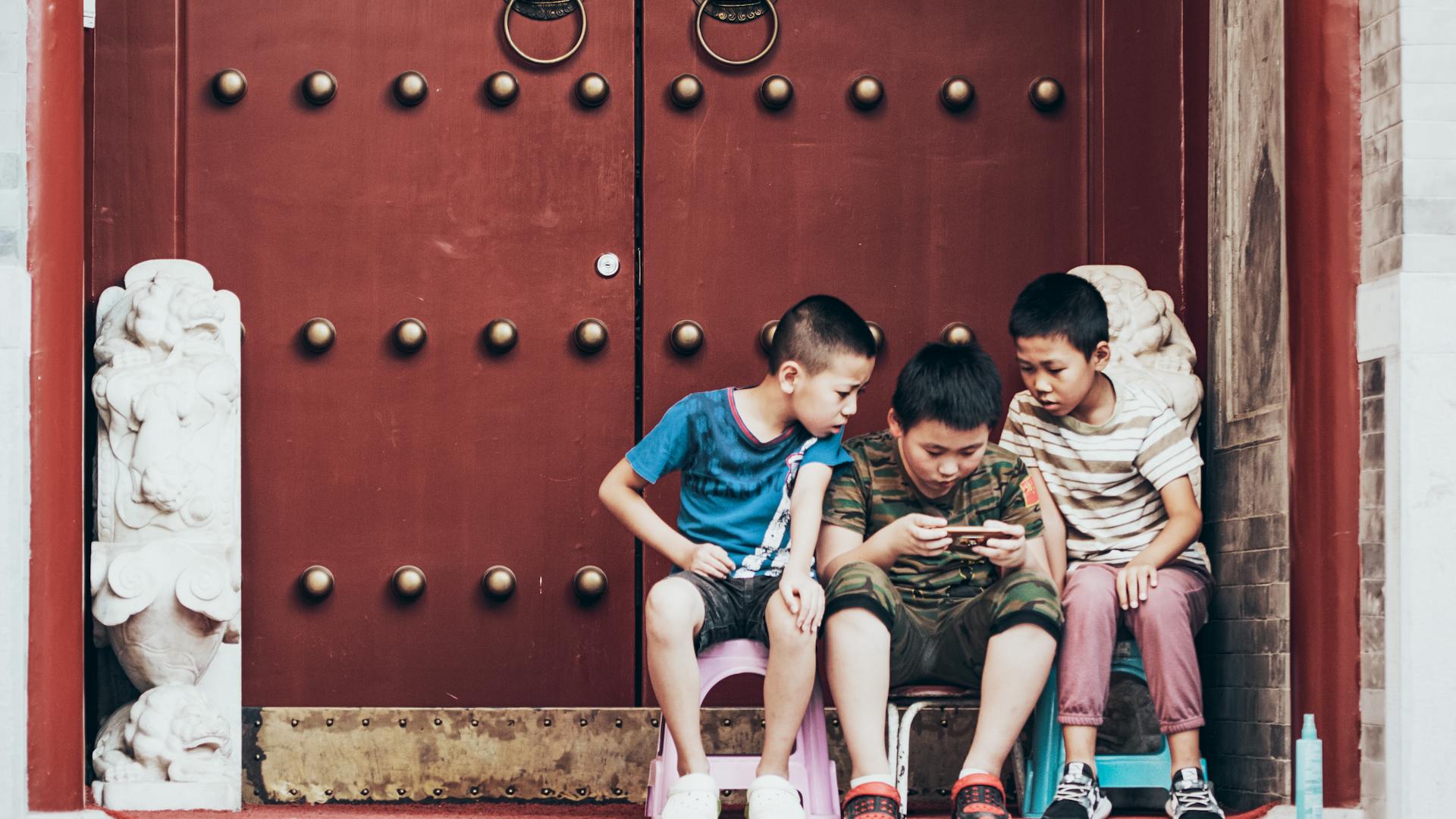 শিশুর বিকাশে অতিরিক্ত মোবাইল ব্যবহারের প্রভাব