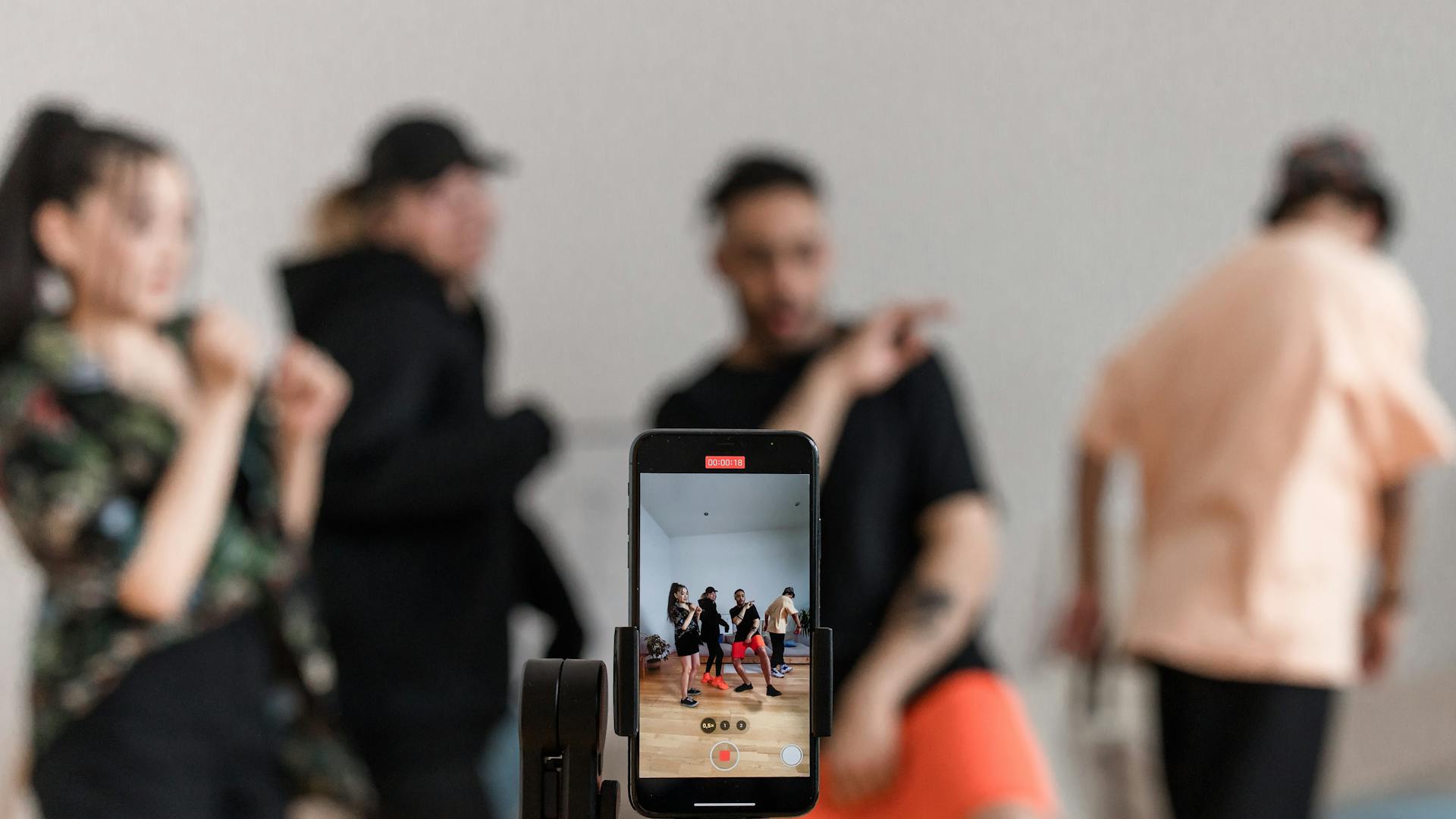 ট্রেন্ডি টপিক এর সাথে মিলিয়ে ভিডিও তৈরি করা