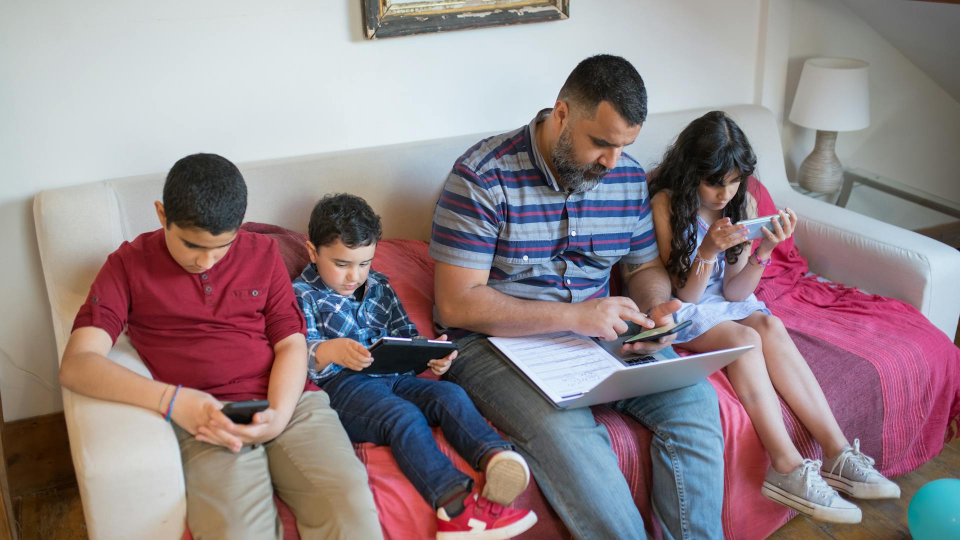 কেন বাচ্চারা মোবাইলে আসক্ত হয়ে পড়ে?