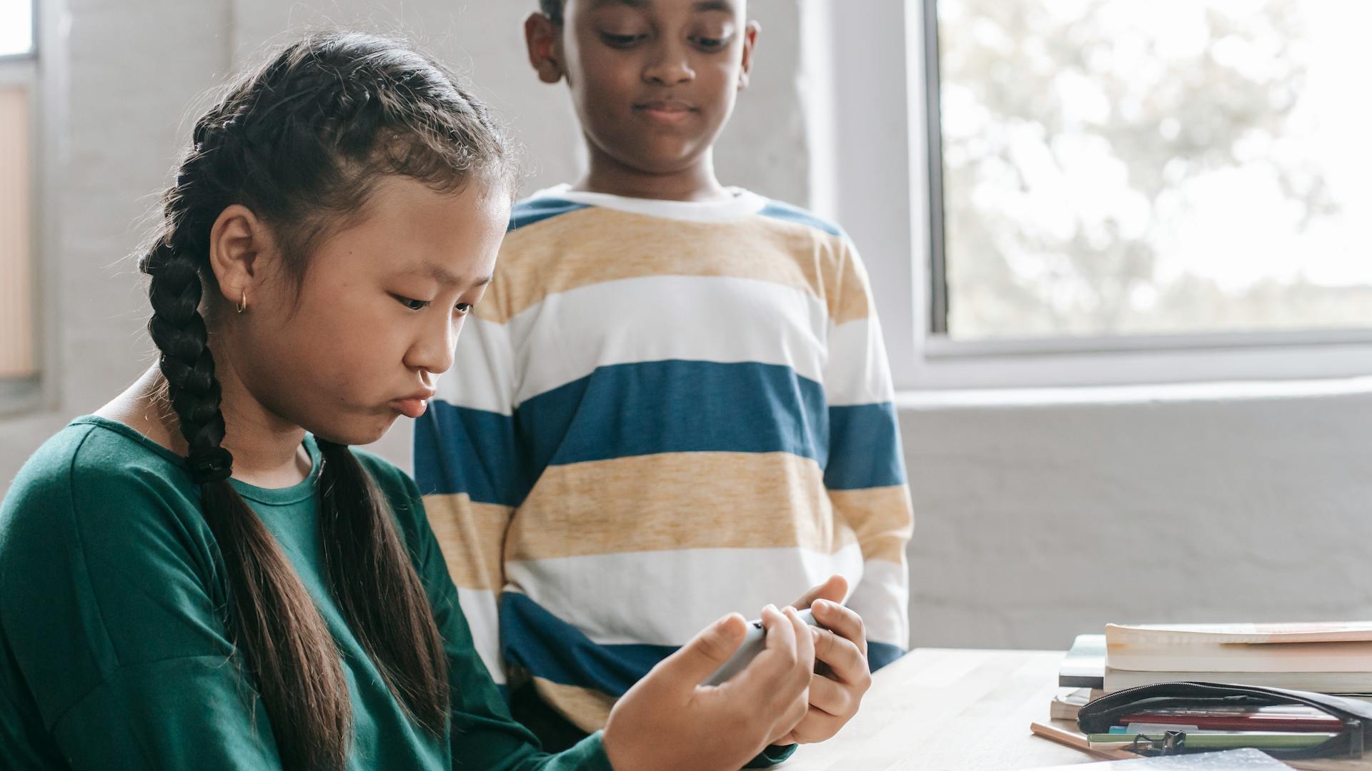 শিক্ষাক্ষেত্রে মোবাইল সহায়ক ভূমিকা পালন করে