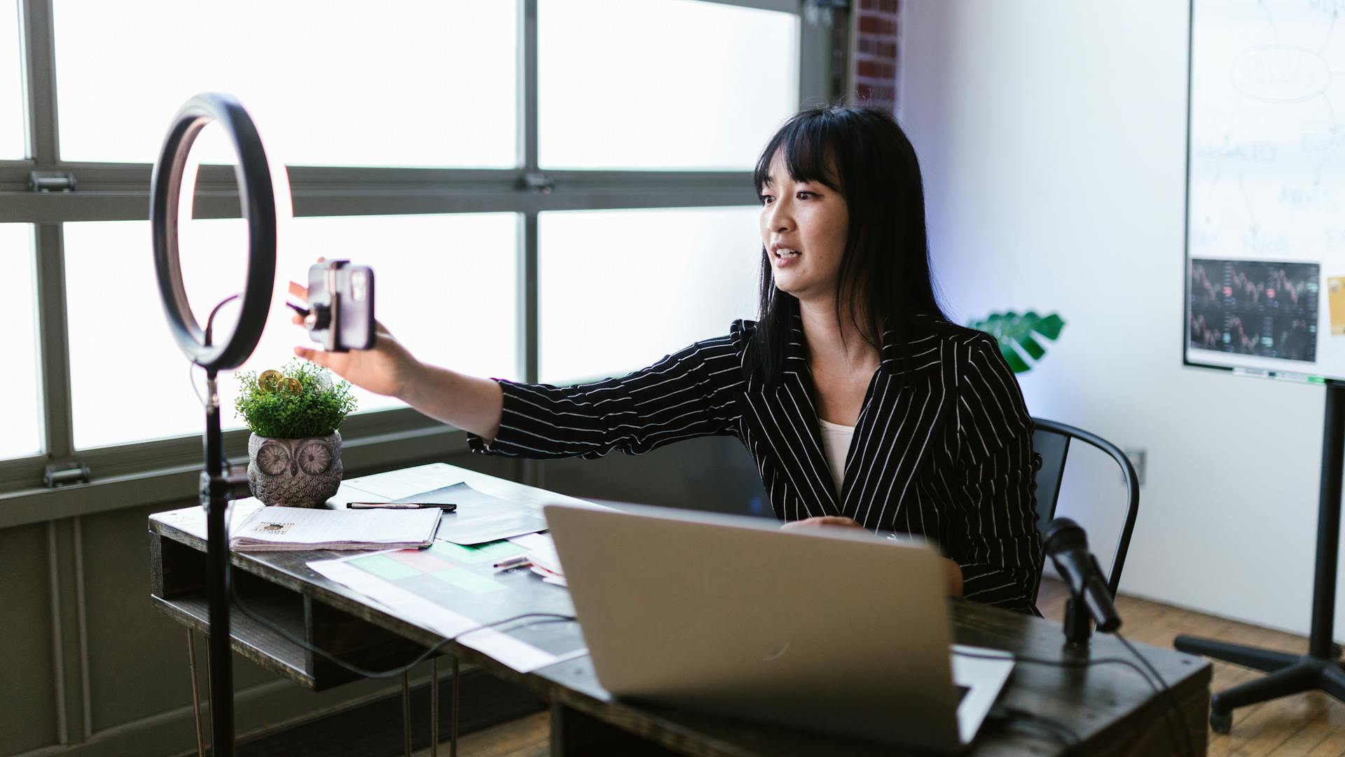 সমসাময়িক কনটেন্ট ক্রিয়েটর কে ফলো করুন