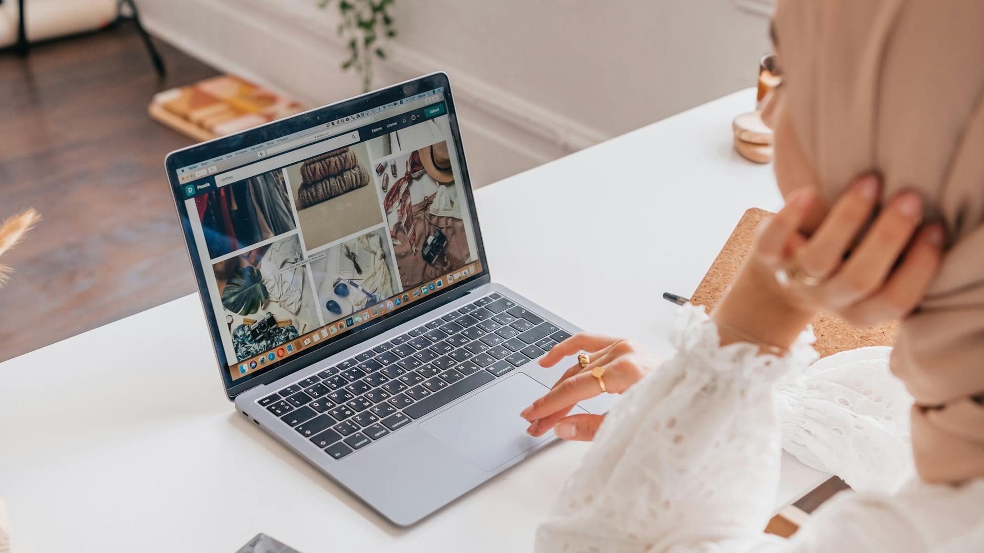 ডিজিটাল মার্কেটিংয়ে ছবি ব্যবহার করে বিজ্ঞাপনকে আকর্ষণীয় ভাবে সাজানো যায় 