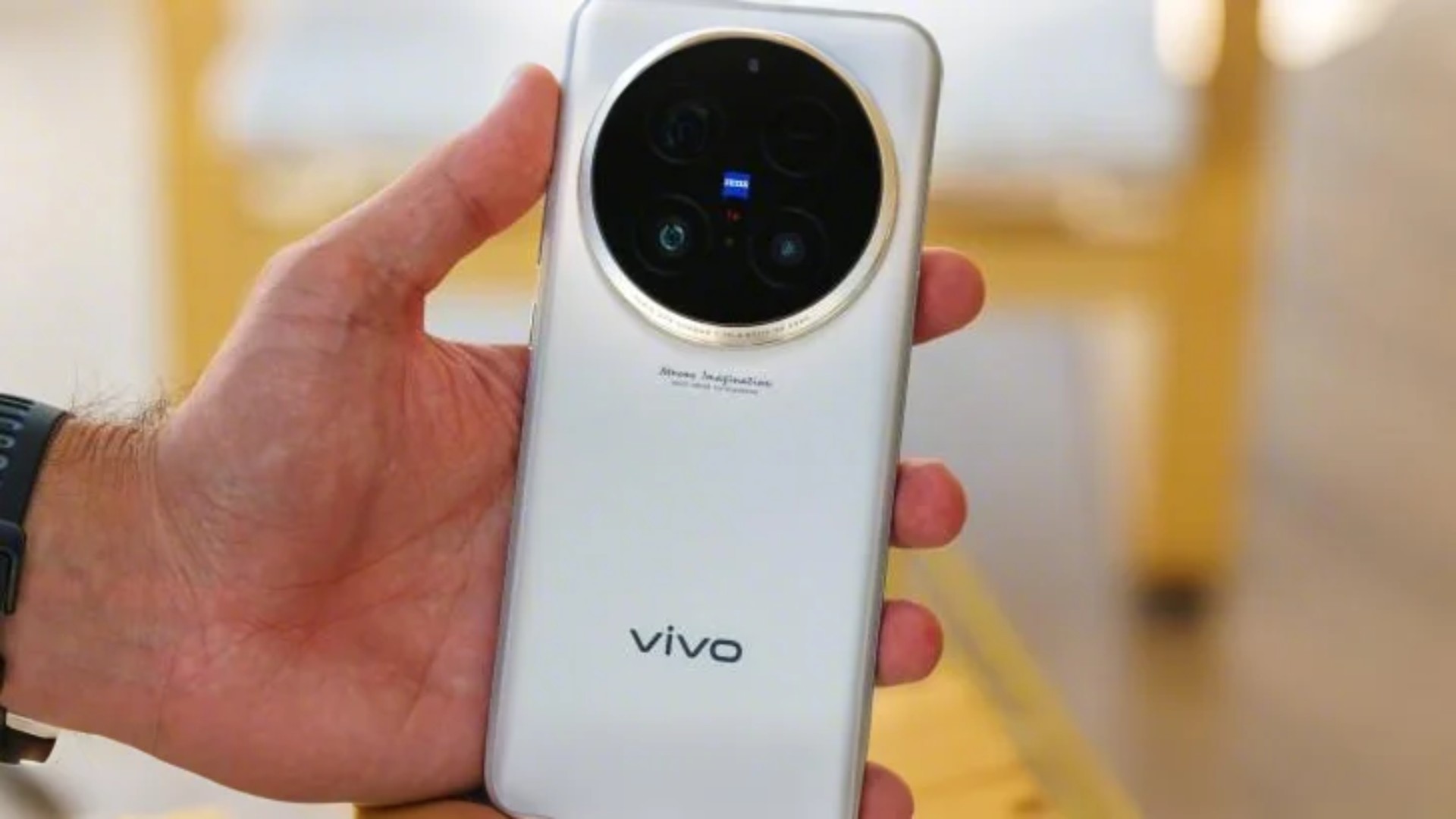 লিক হলো ঝড় তুলতে আসা নতুন স্মার্টফোন Vivo X200 Ultra! স্পেসিফিকেশন, ক্যামেরা, চার্জিং!