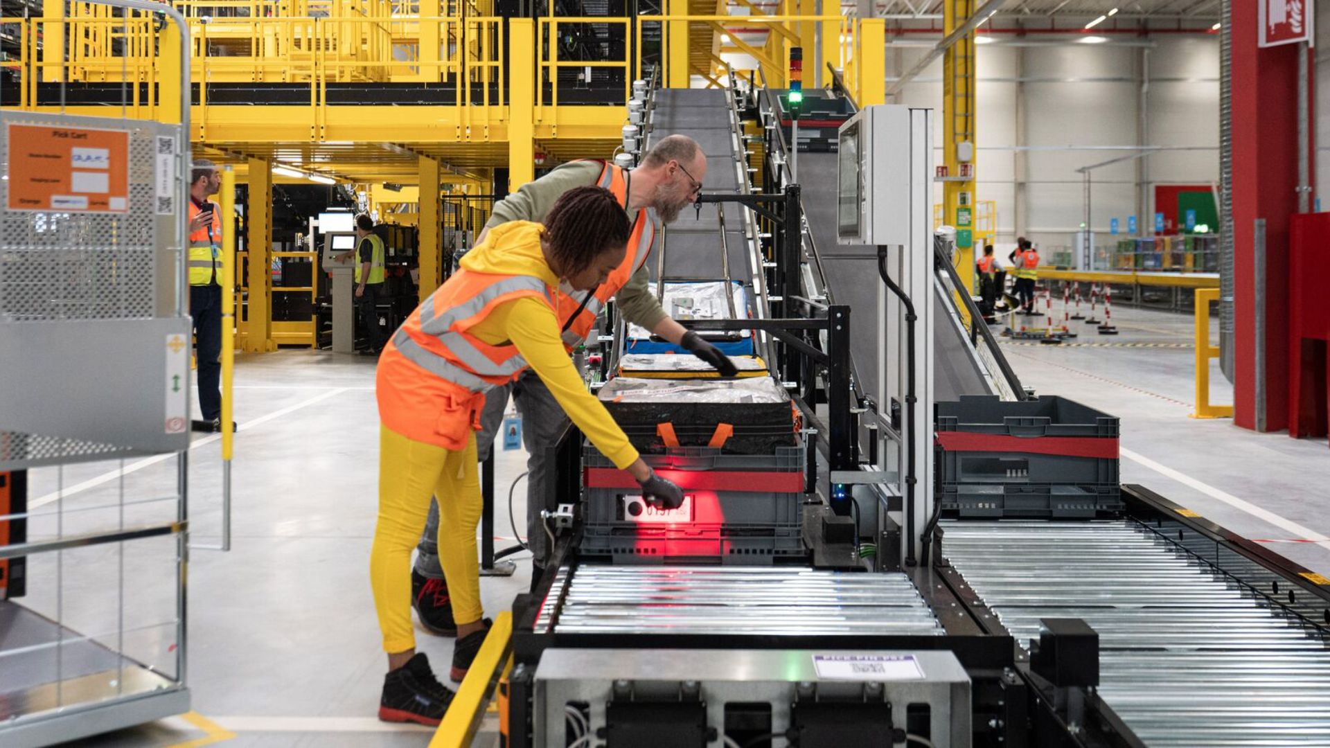 রোবট ডেলিভারিতে নতুন যুগ শুরু! অ্যামাজনের তাদের ফিউচারিস্টিক Delivery Station-এ যোগ করেছে ৭টি অত্যাধুনিক Robot!