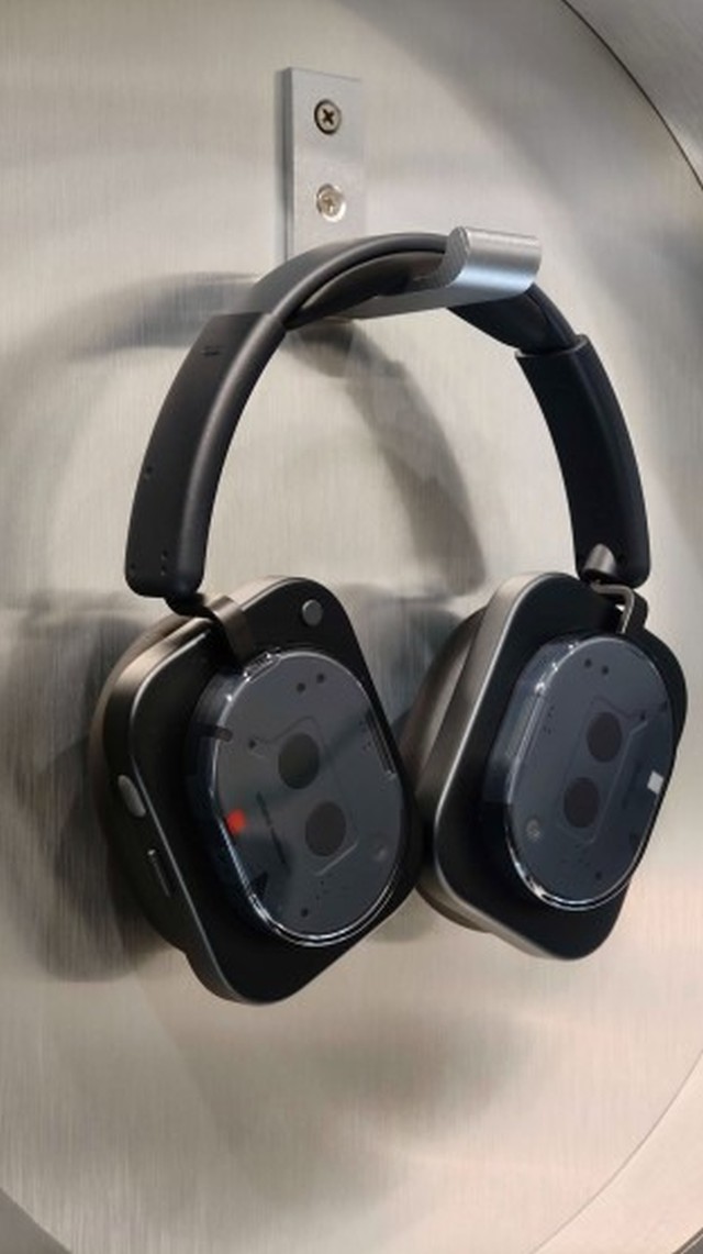 লিক হলো! Nothing Headphone (1) এর লাইভ Image! Nothing এর বহুল প্রতীক্ষিত Premium Headphones!