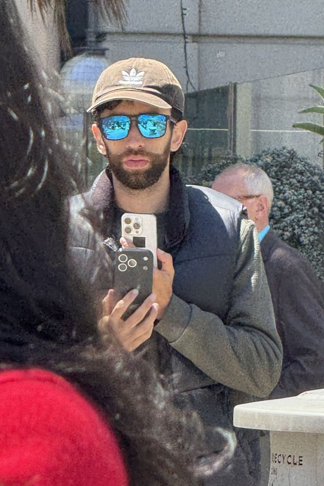 আর লুকানো গেল না! iPhone 17 Pro-র গোপন ছবি ফাঁস! ফাঁস হওয়া ছবিতে ক্যামেরার নতুন ডিজাইন নিয়ে টেক-দুনিয়ায় তোলপাড়!