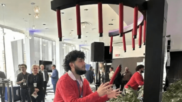 অনলাইনে ভাইরাল Catching Sticks Game খেলুন – রিফ্লেক্স টেস্টের সেরা গেম!