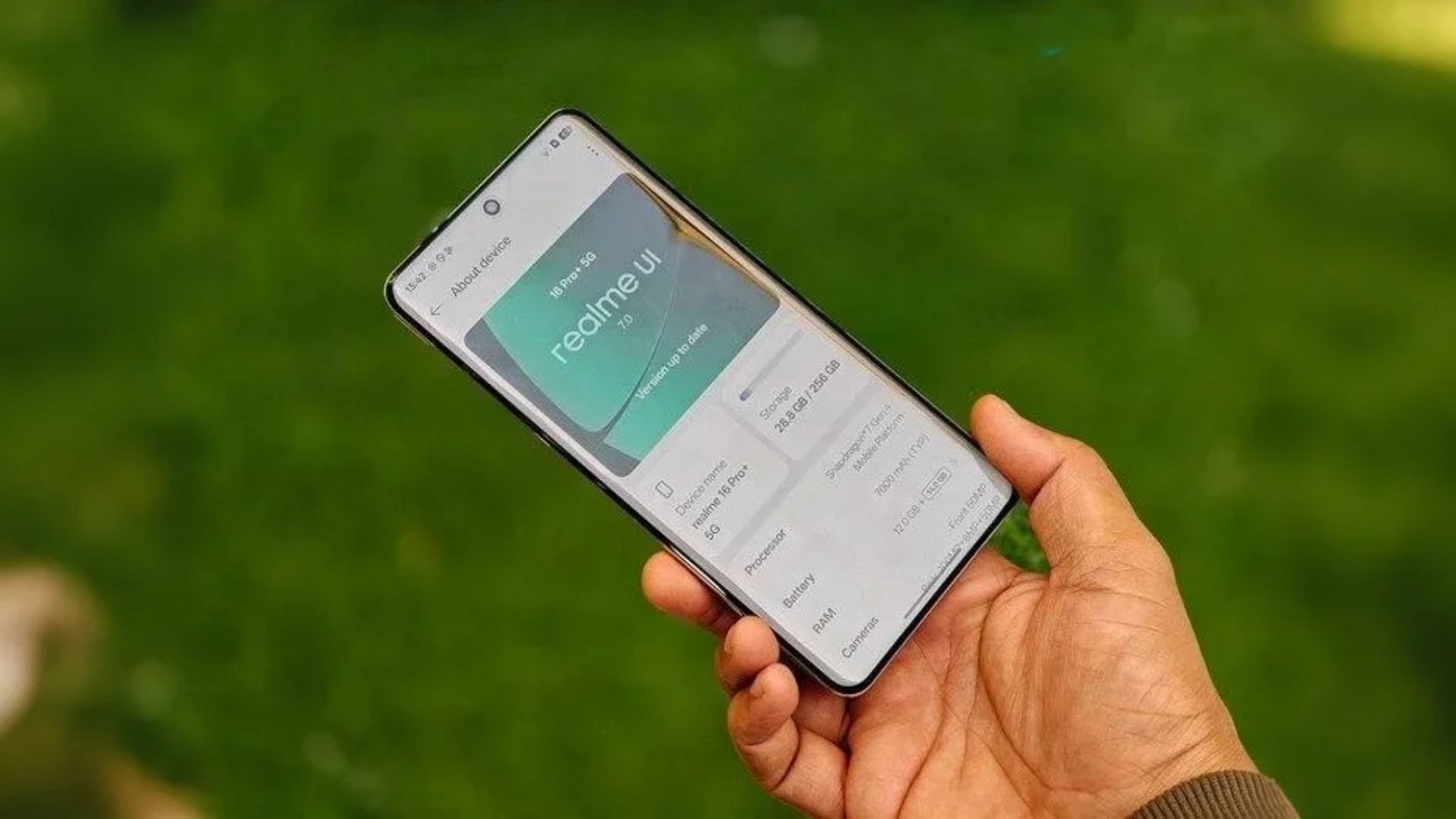 ডিসপ্লে: উজ্জ্বলতা এবং কার্ভড গ্লাসের অভিজ্ঞতা