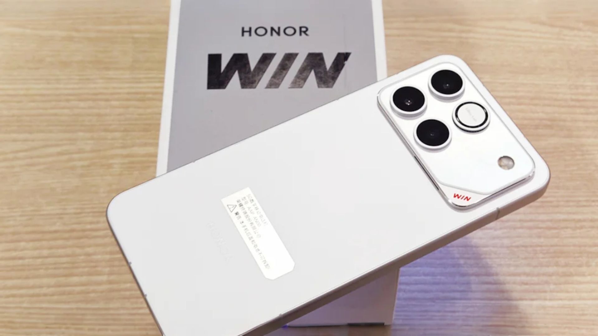 ক্যামেরা যখন কুলিং ফ্যানের সঙ্গী!