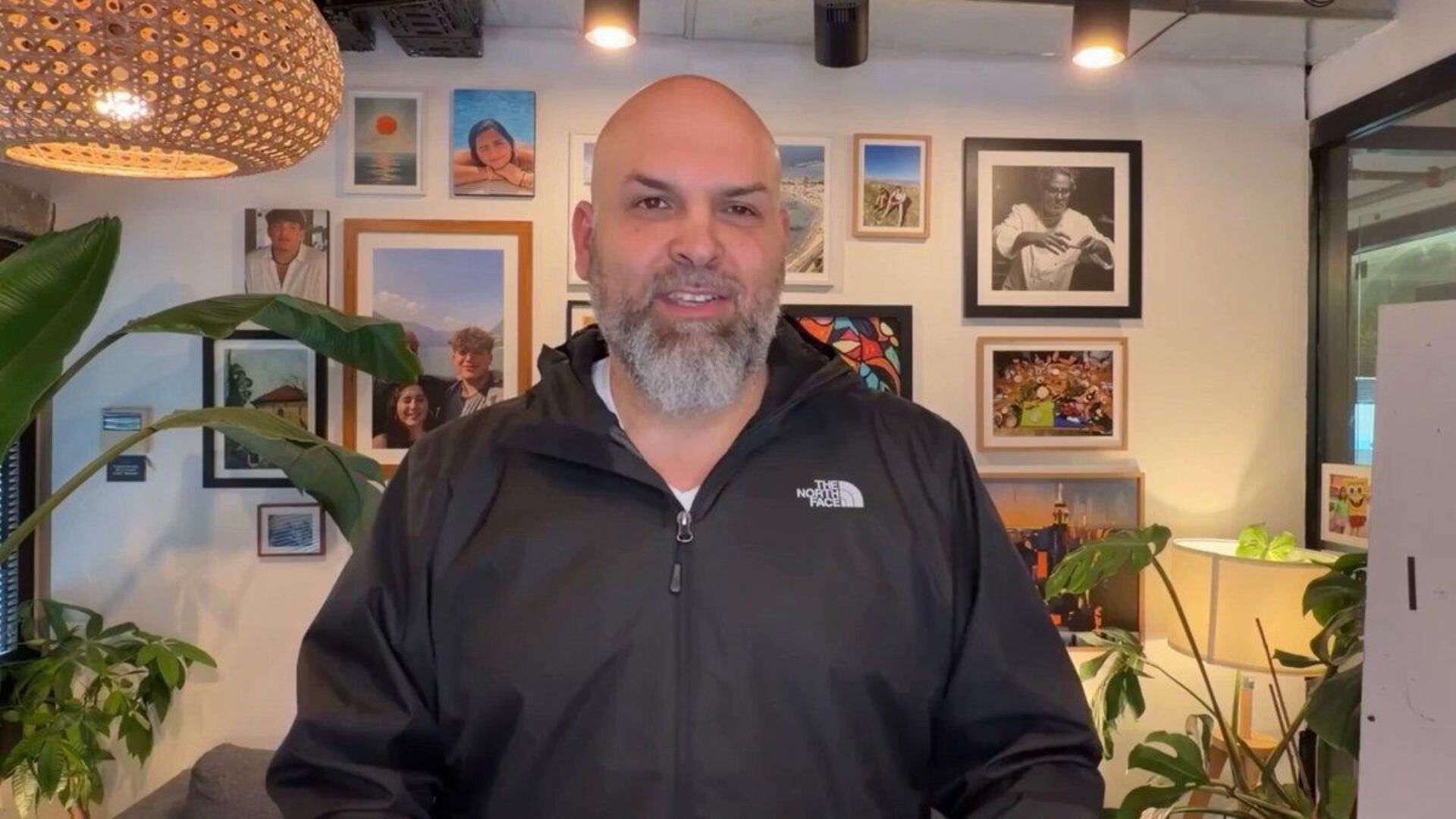 ড্যান পেগুইন এবং তার জাদুকরী রোবট 'পোকে'