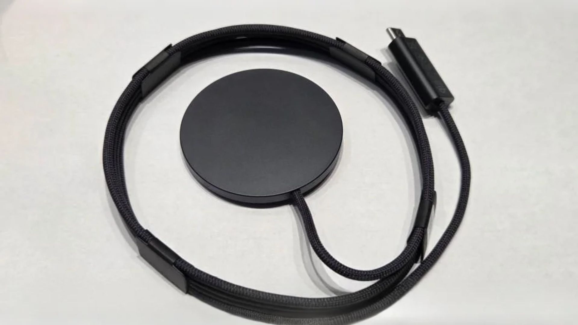 ডিজাইন এবং বিল্ড কোয়ালিটি: দেখতে কেমন এই চার্জার?