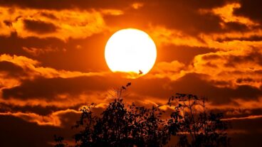 মেঘের আড়ালে রক্তিম সূর্য: স্মার্টফোনে ল্যান্ডস্কেপ ফটোগ্রাফির জাদু