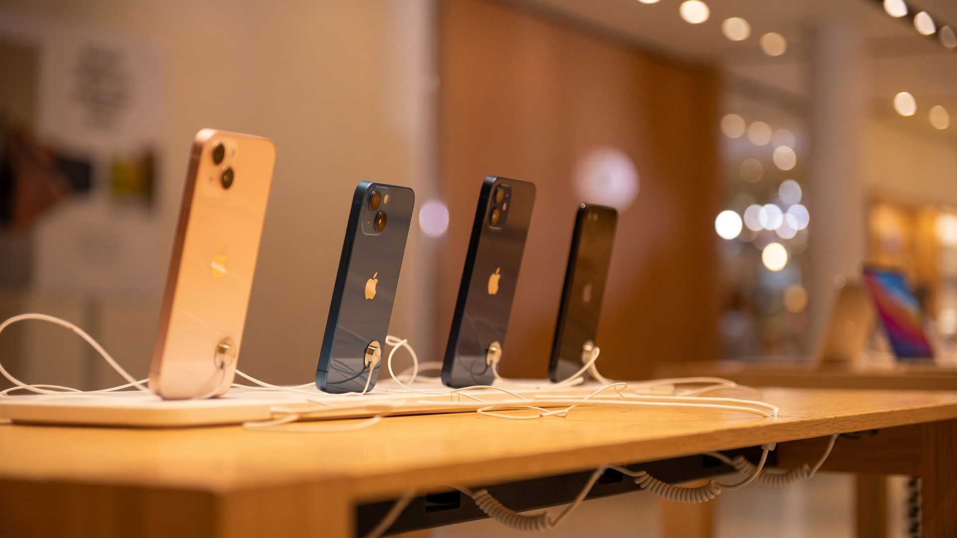 Apple-এর ইতিহাস সেরা গেম চেঞ্জিং ঘোষণা! Intel-এর কারখানায় তৈরি হচ্ছে iPhone-এর প্রাণভোমরা! Intel-এর 18A-P Process এবং Legacy Apple Silicon প্রযুক্তিতে তৈরি 80% iPhone চিপসেট!