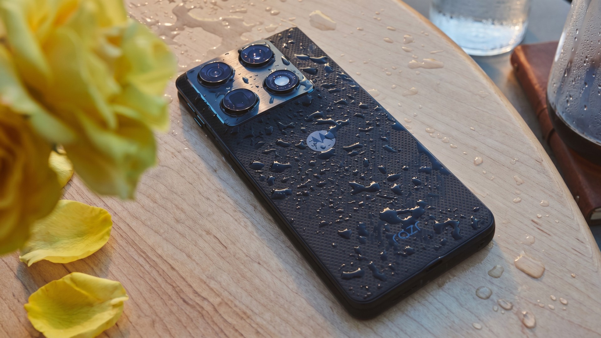 Motorola Razr Fold এর গ্র্যান্ড এন্ট্রি! Snapdragon 8 Gen 5, 8.1” Main Display, 6, 000mAh Battery আর #1 DXOMARK Camera-র এই দুর্ধর্ষ ফোনটি হতে যাচ্ছে স্মার্টফোন মার্কেটের এক সুপার-সুনামি!