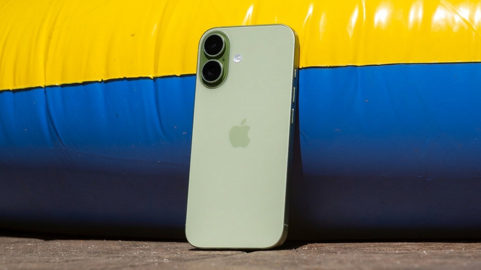 অর্ধেক দামে নতুন iPhone ব্যবহারের অবিশ্বাস্য সুযোগ নিয়ে এলো Apple!