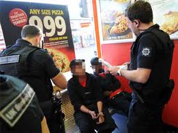 ব্রিটেনে নতুন ভাবে চলছে ইউকেবিএর কঠোর অভিযান ডাটা বেইজ এর মাধ্যমে খোজা হচ্ছে সকল ছাত্রদেরকে, ২০ ঘন্টার বেশি কাজ করার দায়ে অনেক বাংলাদেশী ছাত্র গ্রেফতার৷ সতর্ক থাকুন ইউকেবিএ থেকে…