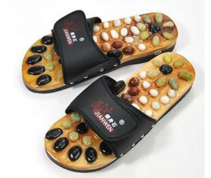 বর্ষায় তরুণ তরুণীদের পায়ে পায়ে স্টাইলিশ স্লিপার!