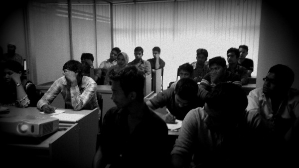 ওয়ার্ডপ্রেস হ্যাকিং এবং নিরাপত্তা বিষয়ক বিভিন্ন বিষয় নোট করতে ব্যস্ত অংশগ্রহণকারীরা | Aluminium Security