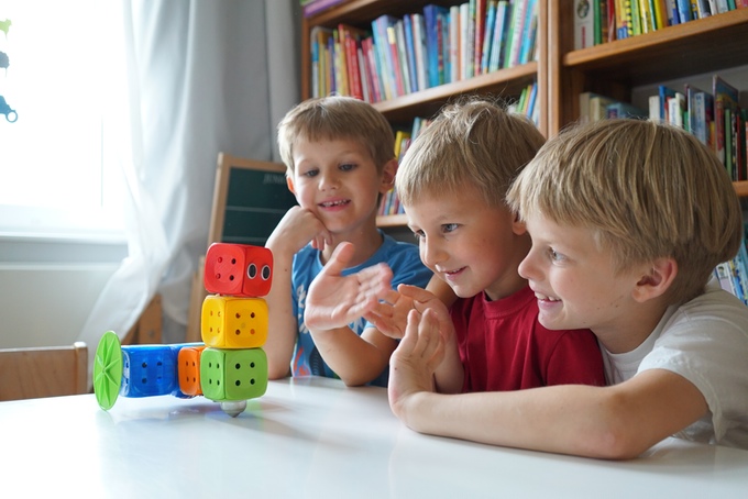 সকল বয়সের শিশুদের জন্য উপযোগীএকটি প্রোগ্রামেবল রোবট Robo Wunderkind