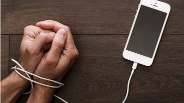 আপনি কি একবার ফোন হাতে নিলে আর ফোন রাখতে পারেন না? তাহলে আপনার জন্য সেরা ১০ পদ্ধতি, যেগুলো অনুসরণ করে আপনি স্মার্টফোনের আসক্তি কমাতে পারবেন