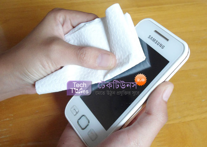 কিভাবে টাচ স্ক্রিনের দাগ পরিষ্কার করবেন ?