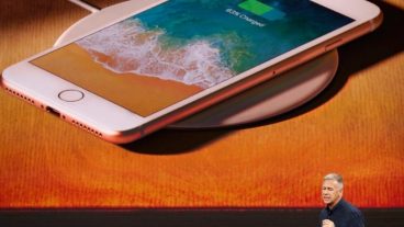 কিনুন আইফোন ৮, আইফোন এক্স নয়, দেখে নিন কেন