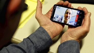 গোপনে অন্যের রুমের ভিডিও দেখুন আপনার ফোনে মোবাইল কে সি সি ক্যামেরা বানিয়ে ফেলুন খুব সহজে