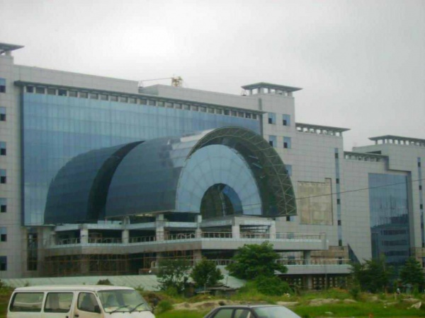 এশিয়ার সর্ববৃহৎ শপিংমল যমুনা ফিউচার পার্কের Outdoor Carnival Park এর Amazing  রাইডস গুলো দেখে নিন।