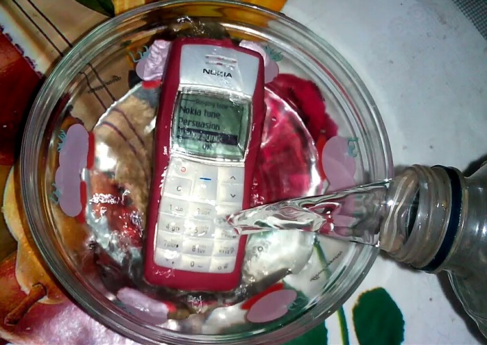 ভিডিওতে দেখুন একটি নকিয়া মোবাইল পানিতে ভিজালে কতক্ষন টিকে থাকে।