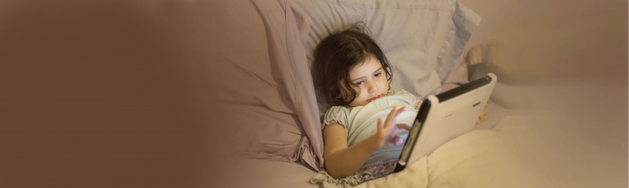 kids-playing-with-smartphone