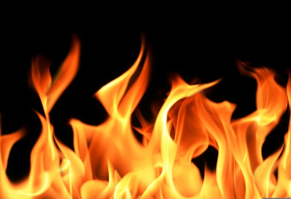 বিজ্ঞানের খাতা [পর্ব-৪০] :: পেট্রোলের আগুন পানি দিয়ে নেভানো যায় না কেন?