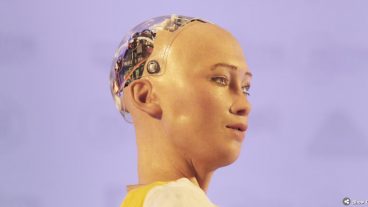 সোফিয়া এখন ঢাকায়।