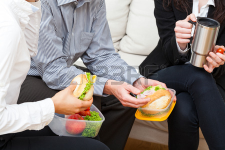 একসাথে খাবার খেতে পারেন। 