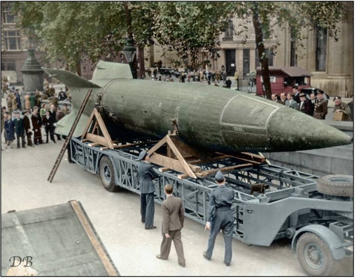 জার্মানির ভি-২ রকেট (আধুনিক মিসাইলের পূর্ব পুরুষ)