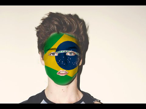 মুখের মধ্যে তুমার প্রিয় দলের পতাকা আঁক খুব সহজে