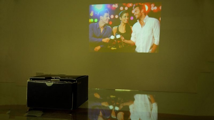 আপনার ফোনটি কে বানিয়ে ফেলুন মাল্টিমিডিয়া প্রজেক্টর