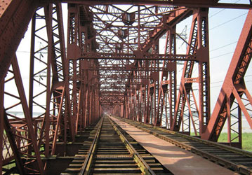 যেথায় লাল রঙের লোহার টেস্টটিউবের মধ্যে হারিয়ে যায় ট্রেন