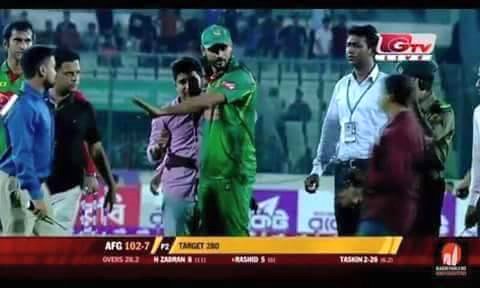 মাশরাফিকে জড়িয়ে ধরল শুধু সেই ছেলেটিই নয় যেন পুরো ১৬ কোটি মানুষ!