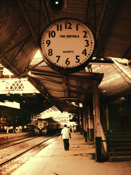 মন আমার দেহ ঘড়ি সন্ধান করি বানাইয়াছে কোন মিস্ত্ররী  ?????