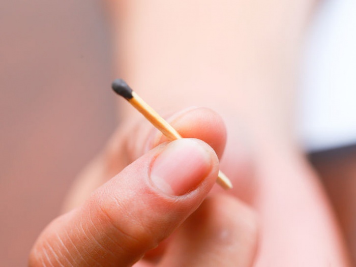 আঙ্গুল দিয়ে কিভাবে ম্যাছের কাঠিতে আগুন ধরানো যায় দেখে নিন আপনিও পারবেন  (Video)