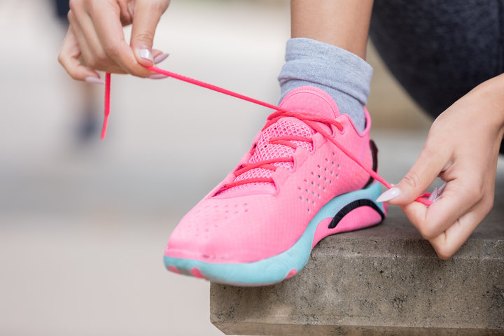 কেন বার বার খুলে যায় জুতোর ফিতে ??