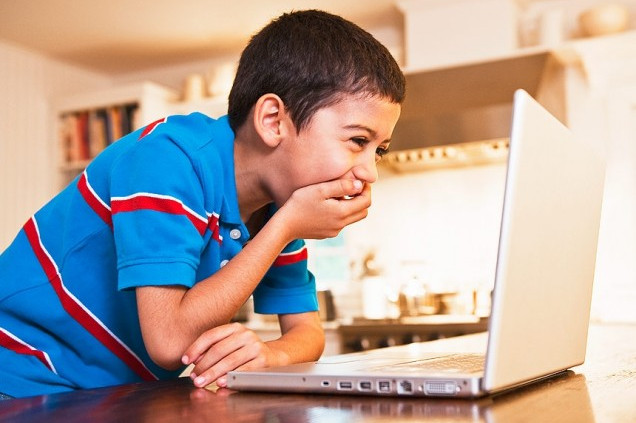 শিশু সন্তানের কম্পিউটার-ইন্টারনেট ব্যবহারে নিন বিশেষ সতর্কতা
