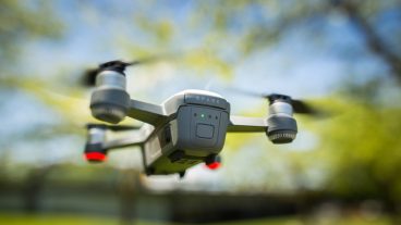 স্পার্ক ড্রোন: ছোট্ট একটি ড্রোন যা চলে হাতের ইশারায়! আপনার যা যা জানা দরকার!