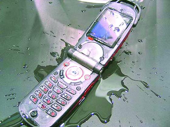 আপনার মোবাইল পানিতে পড়ে গেলে কী করবেন?