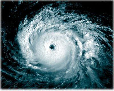 ঝড়ের আগে চারদিকে থমথমে হয়ে যায় কেন?