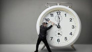 সময় আর জীবন দুটোই খুব মূল্যবান কিন্তু জীবনের থেকে সময়ের মুল্য কি বেশি