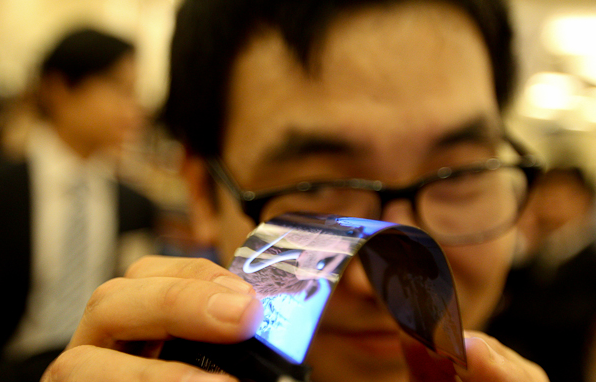 Samsung এর নতুন Flexible display – এমন স্ক্রীন যেটা বাঁকানো বা ভাঁজ করা যায়!!