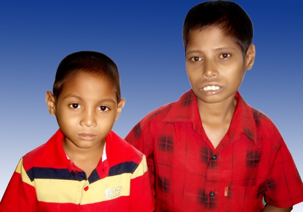 আমরা কি তাদের জন্য কিছু করতে পারি না ??? আসুন দাড়াই একটি অসহায় পরিবারের পাশে।