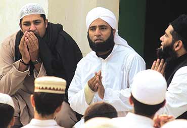 দীনের ব্যাটে জিকিরের বল। (সাঈদ আনোয়বরের পরিবর্তন কাহিনী)